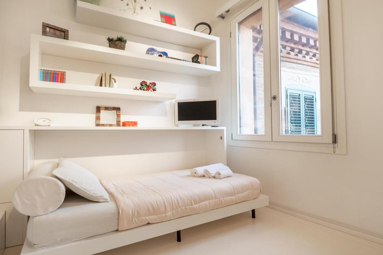 Villa Charming Flat In Centro A Ferrara Con Posto Auto Exterior foto